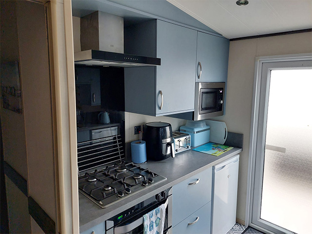 Spacious 3-bedroom Caravan in Primrose Valley | East Coast Getaways gallery image 4